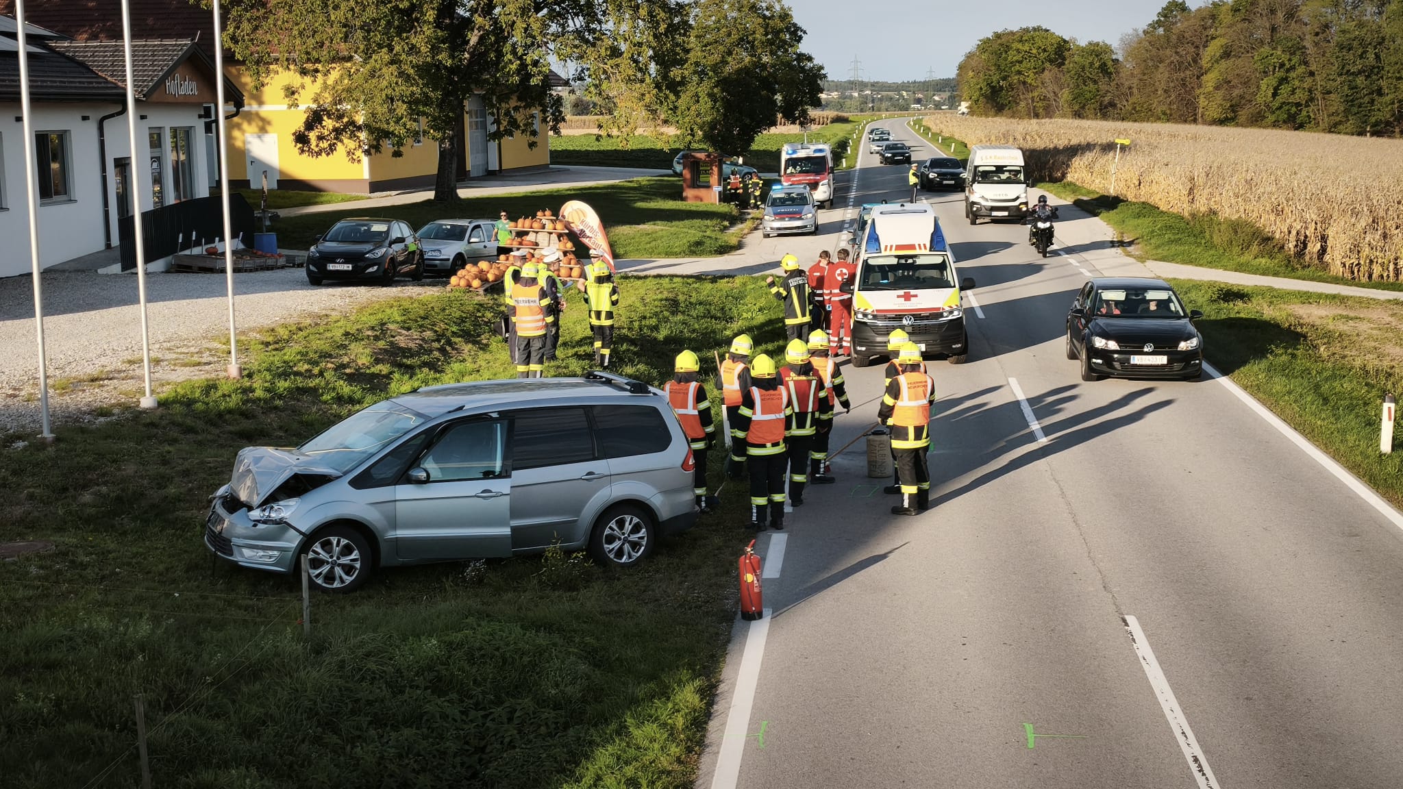 Aufräumarbeiten Verkehrsunfall auf der Wiener Straße